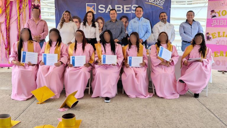 Mujeres privadas de la libertad concluyen el bachillerato SABES en Valle de Santiago