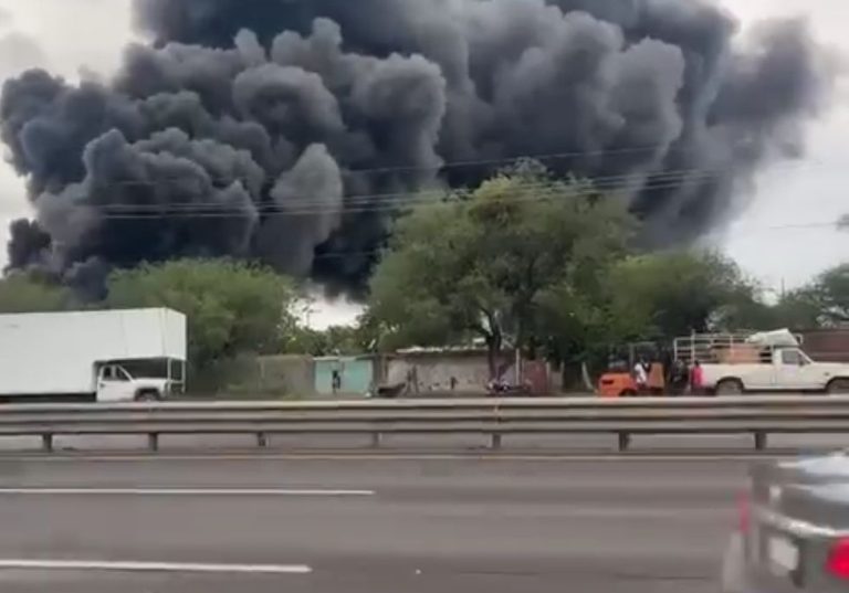Reportan incendio en recicladora sobre la carretera federal 45