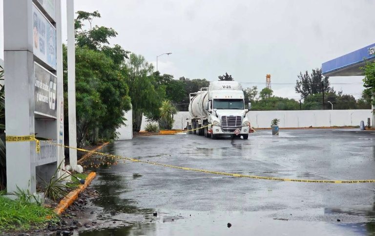 Autoridades federales y estatales aseguran gasolinera G500 por presunta venta de huachicol