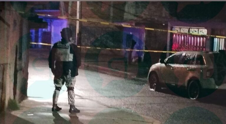 Asesinan a balazos a hombre al interior de su casa en Los Pinos