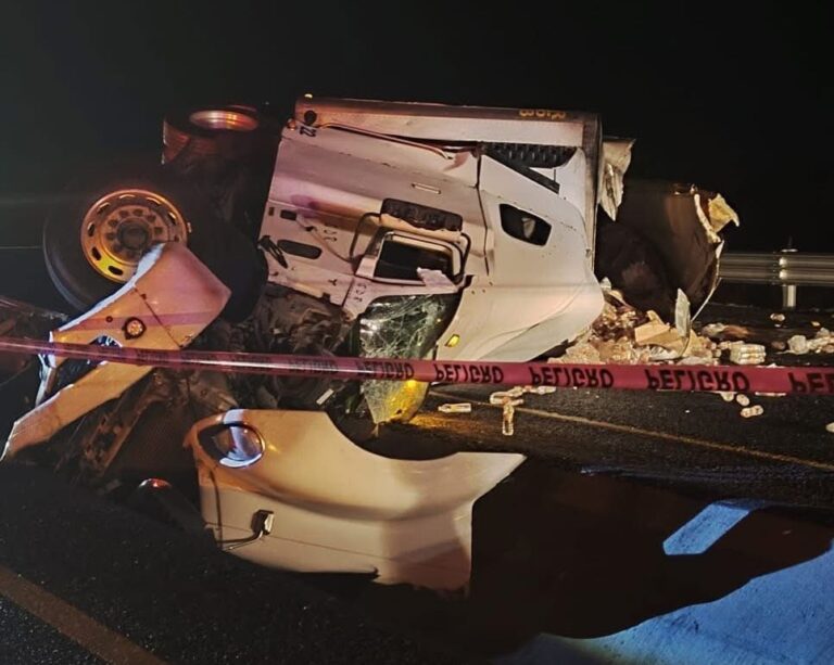 Trailero pierde la vida tras volcar su unidad en la carretera La Piedad-Pénjamo