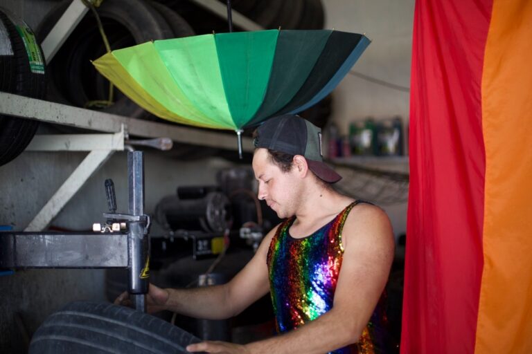 Mario, el vulcanizador, inspira a la comunidad LGBTIQ+ a terminar sus estudios