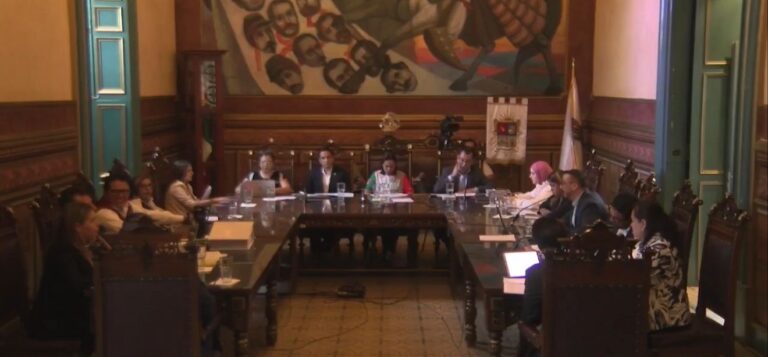 Guarda Ayuntamiento minuto de silencio por víctimas de masacre