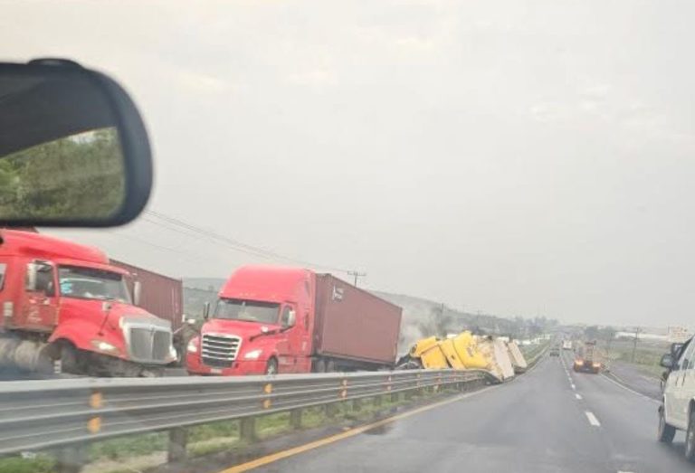 Chocan 4 camiones en la Irapuato – Abasolo
