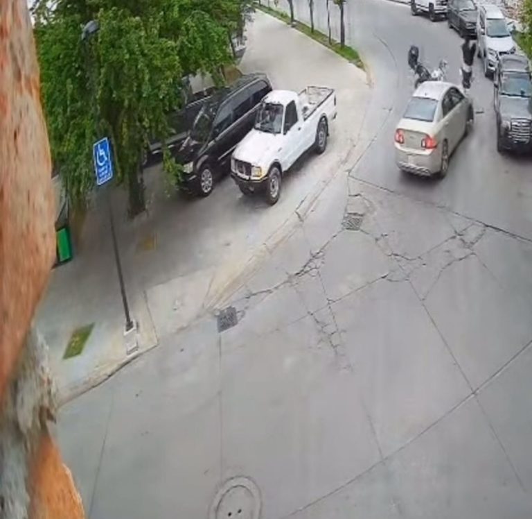 Elemento de tránsito sufre aparatoso accidente en Celaya