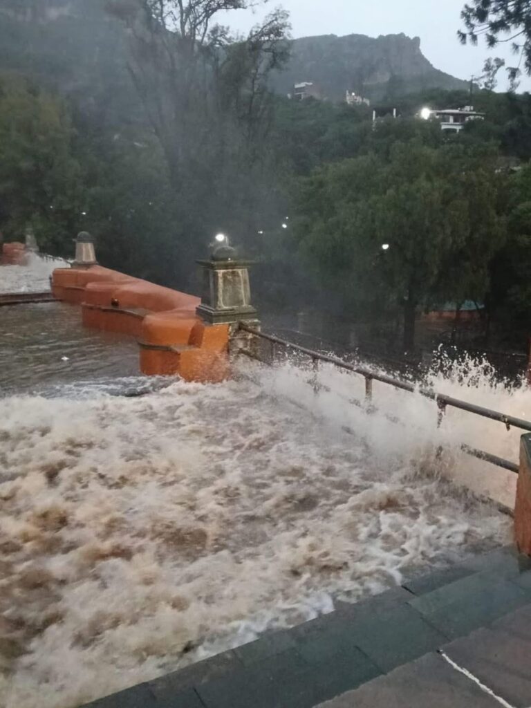 Se desbordan presas de San Renovato de de la Olla