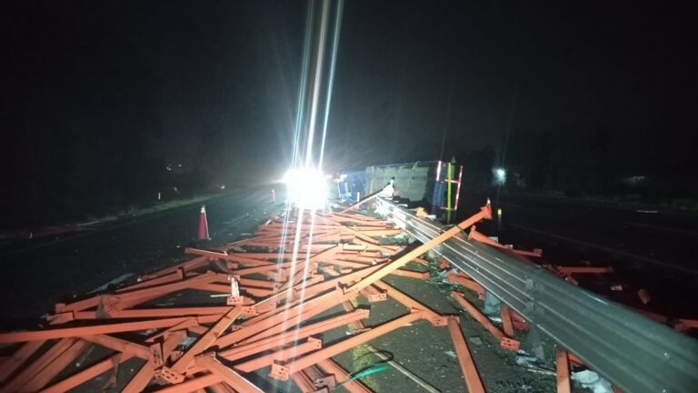 Vuelca tráiler cargado de estructuras en carretera 90