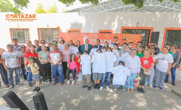 Entrega Mauricio Estefanía apoyos ciudadanos para fortalecer el tejido social en Cortazar