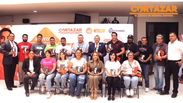 Entrega Mauricio Estefanía terminales bancarias a comerciantes para impulsar el comercio local