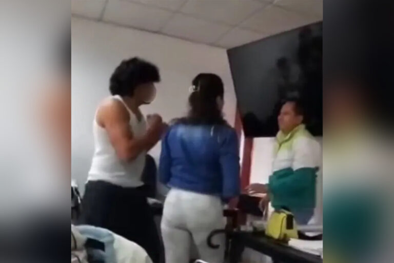 Alumno de la Politécnica de Tulancingo golpea a su maestro en salón de clases mientras le dice: ¡vuélvete a burlar de mí!