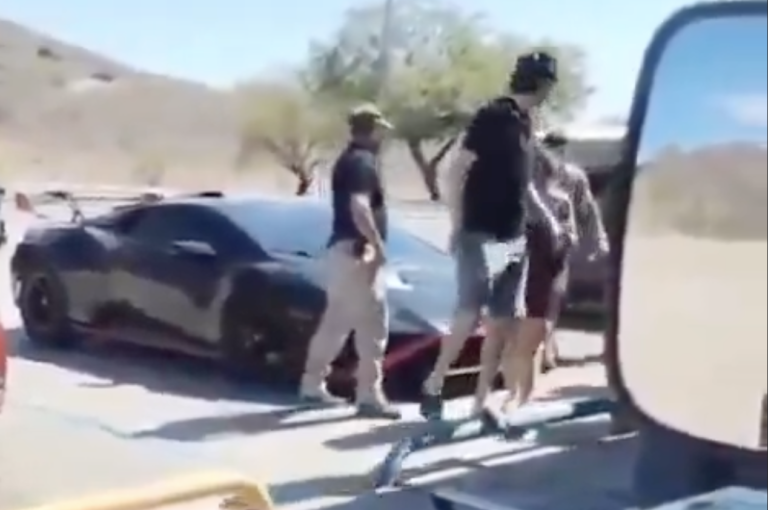 Redes no perdonan a Natanael Cano por estacionarse en lugar para discapacitados