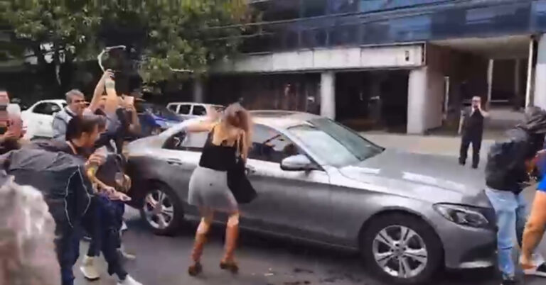 “Lady Racista” es agredida al salir de audiencia judicial en la CDMX