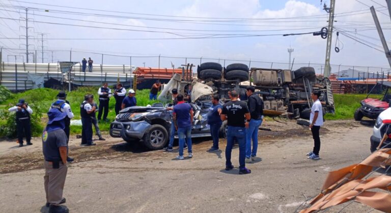 Revolvedora vuelca y cae sobre camioneta dejando tres personas atrapadas