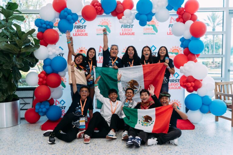 Estudiantes de León brillan en torneo internacional de robótica en Florida