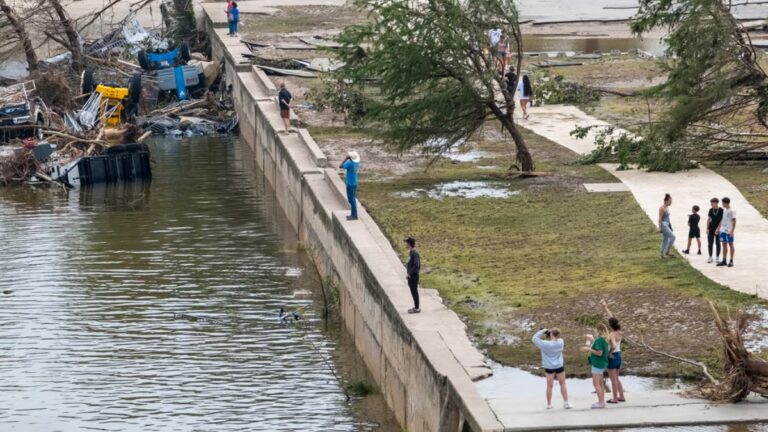 Trump declara emergencia en Texas y cifra de muertos sube a 78
