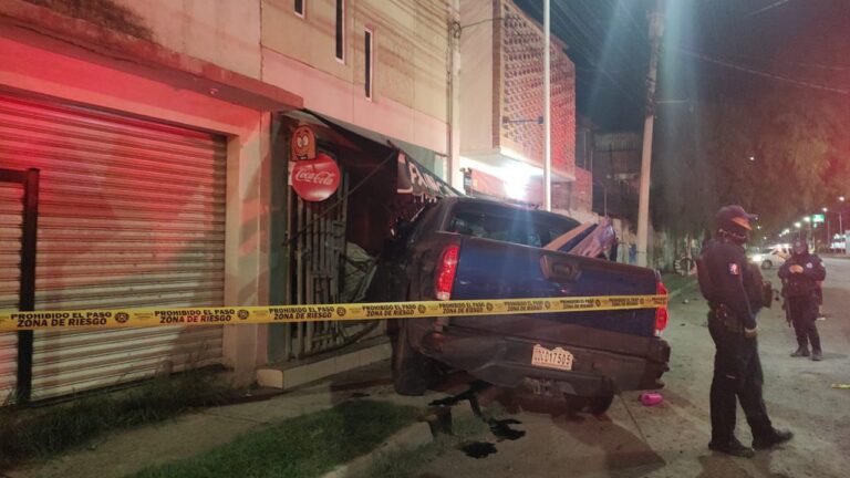 Mujer presuntamente ebria choca contra local y deja 4 personas heridas