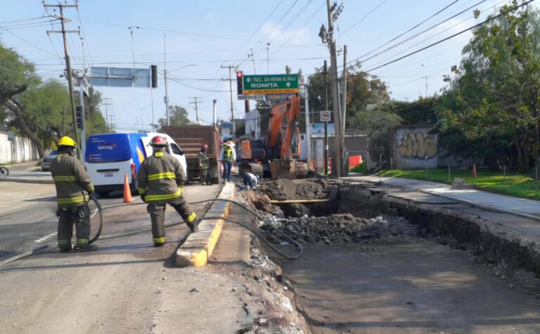 Reparación de socavón en Bulevar Arandas provoca fuga de gas natural
