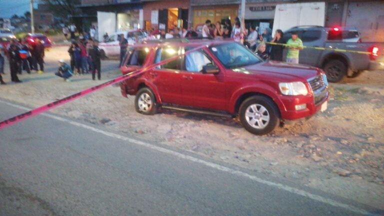 Motociclista choca contra camioneta y fallece; conductor escapó a pie del lugar