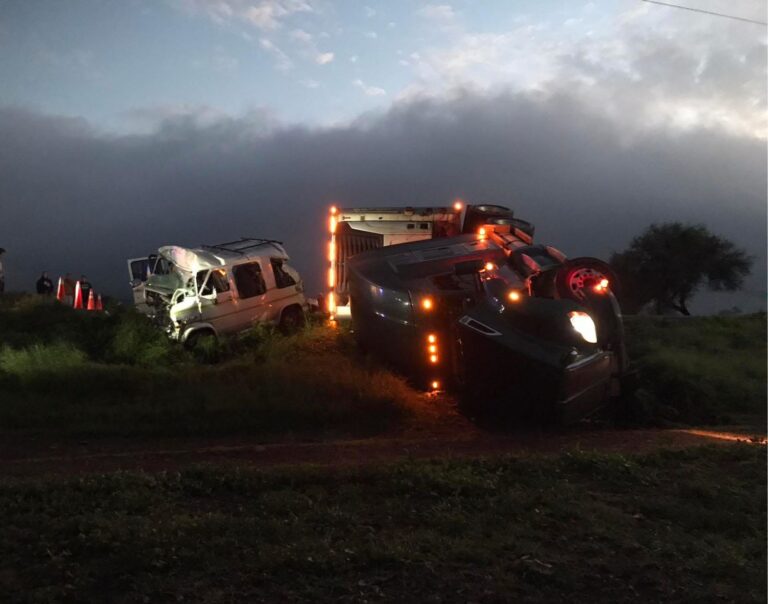 Dos personas pierden la vida y un menor lesionado tras choque entre camioneta y camión de carga