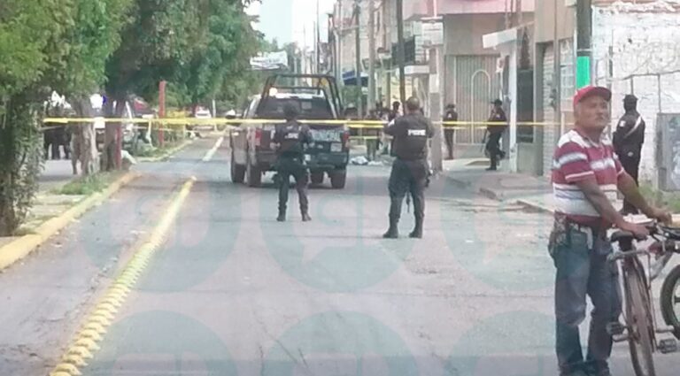 Sujetos armados interceptan a mujer motociclista y la asesinan en bulevar Aquiles Serdán