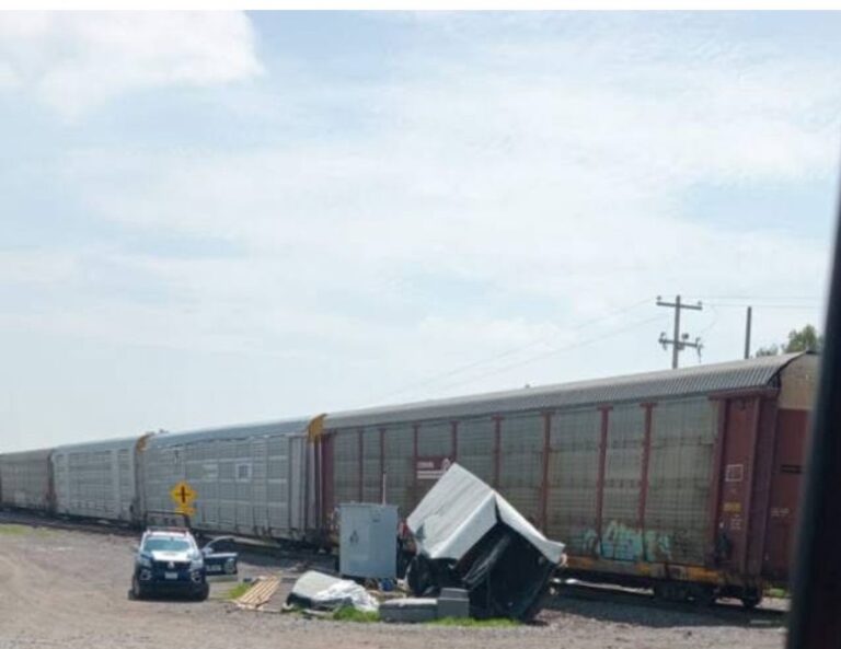 Conductor de camioneta Coppel pierde la vida tras ser embestido por el tren