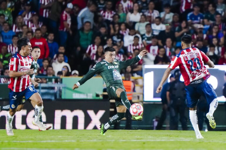 León derrota por la mínima diferencia a Chivas