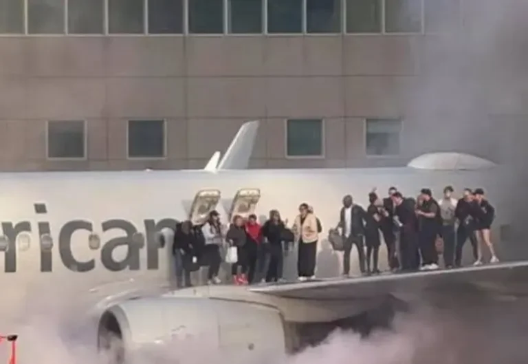Pánico en el Boeing 737 Max 8 de American Airlines por incendio
