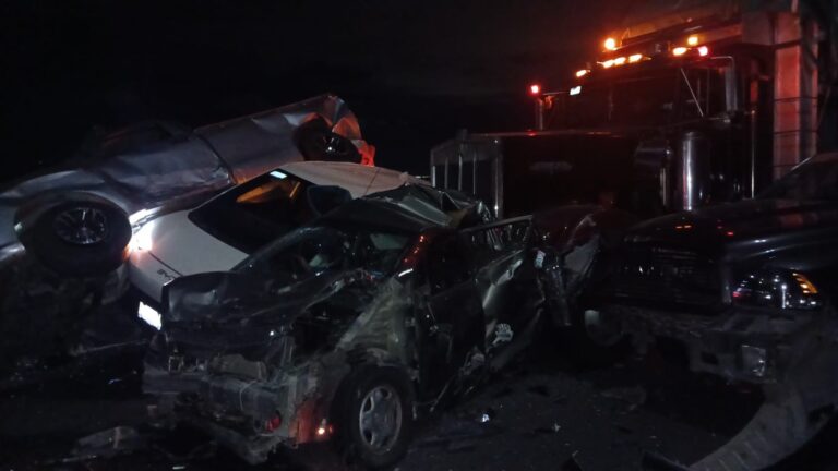 Camión de carga pierde el control e impacta a cuatro vehículos en la Apaseo el Alto-Querétaro