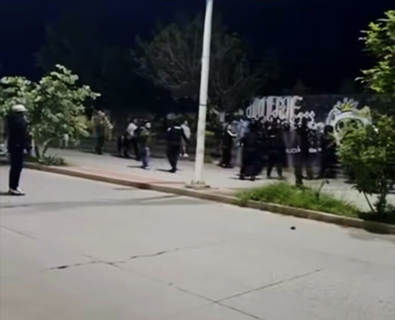 Lesionan a 3 policías en operativo contra la piratería