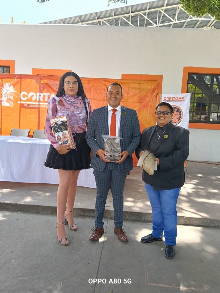 Mauricio Estefanía entrega apoyos a población diversa de Cortazar