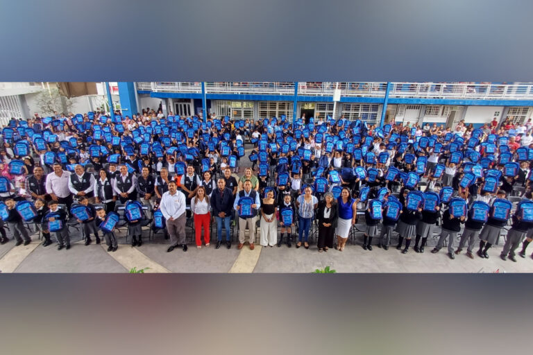 Entregan miles de mochilas y útiles escolares a estudiantes de la Región V