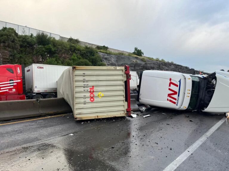 Accidente múltiple bloquea ambos sentidos de la León–Aguascalientes