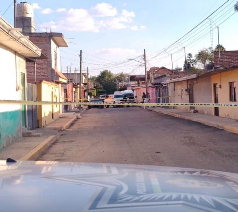 Asesinan a mujer afuera de su casa en Celaya