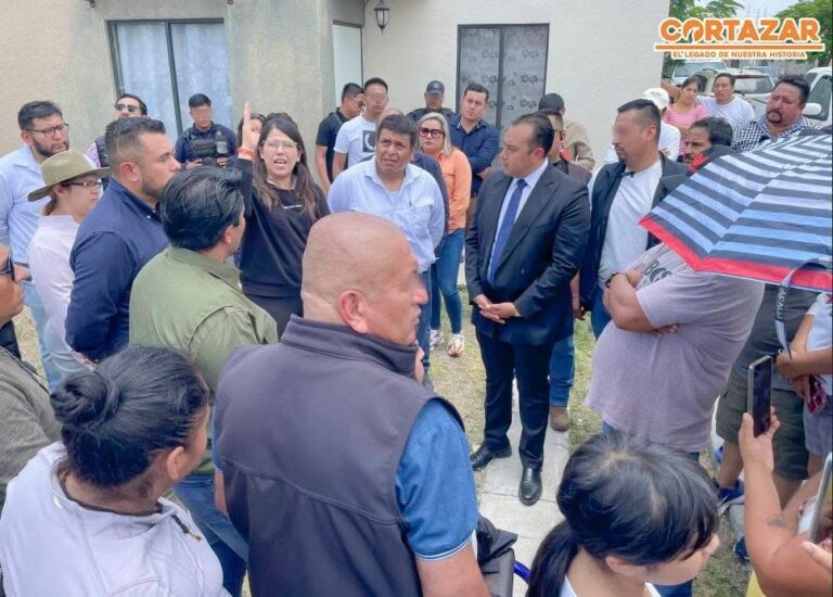 Presidente Mauricio Estefanía dialoga con vecinos de Punta Real sobre reubicación de tanque elevado