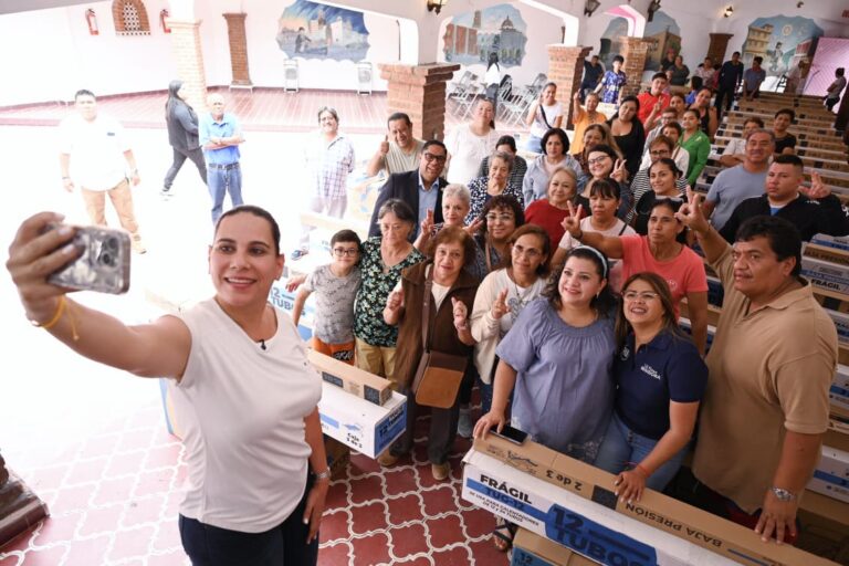 Entregan calentadores solares en coordinación con Congregación Mariana Trinitaria