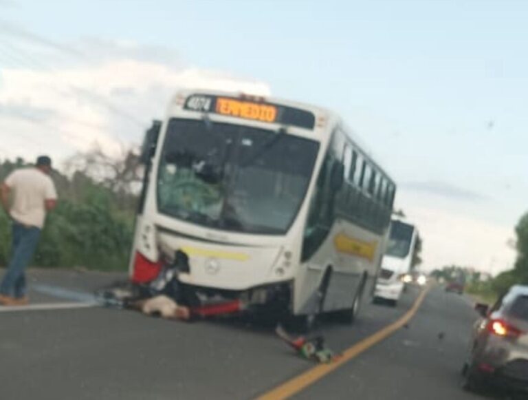 Motociclista muere tras ser embestido por autobús de pasajeros en la Celaya-Juventino