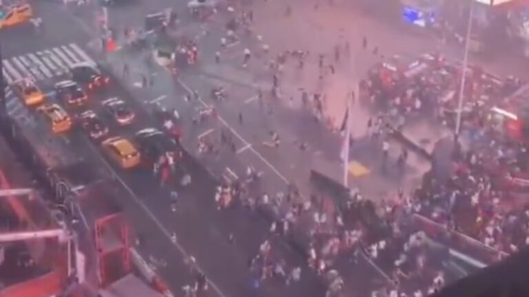 Tiroteo en Time Square deja tres heridos y un adolescente detenido