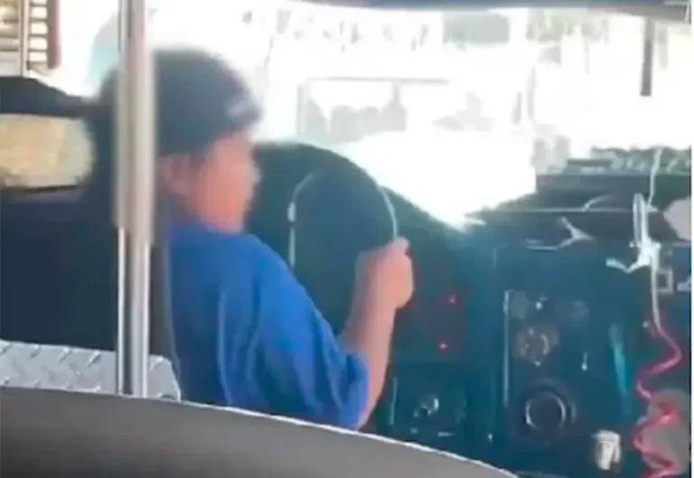 Captan a niño manejando camión de transporte público en Durango