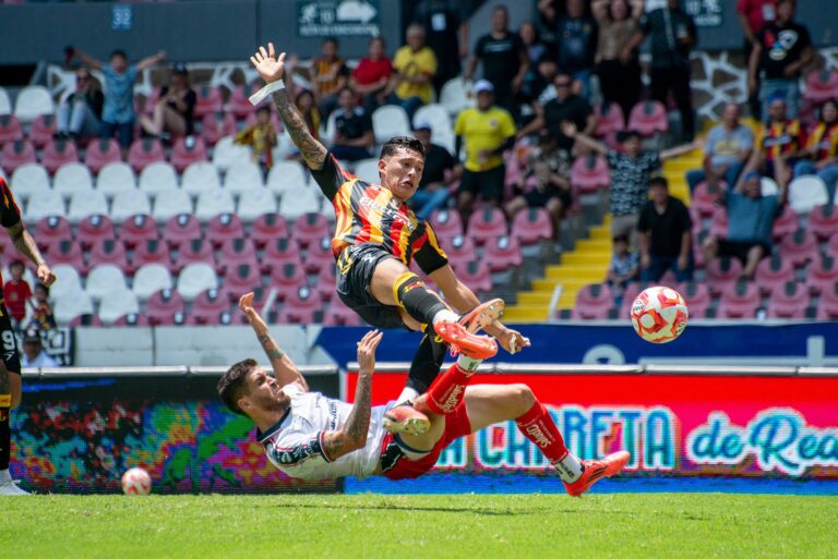 Leones Negros remonta y se queda con el triunfo ante Irapuato