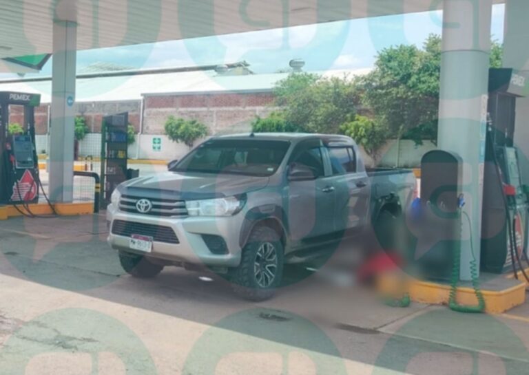 Asesinan a balazos a hombre mientras cargaba gasolina en Santa Ana Pacueco