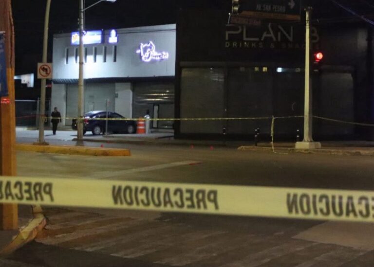 Ataque armado afuera de bar tenía como objetivo a hombre con ocho ingresos a separos de la policía