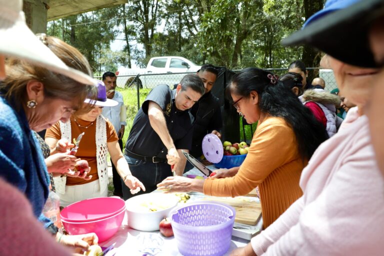 Capacita DIF Estatal a madres, padres y cuidadores con talleres de Crianza Positiva en Xichú