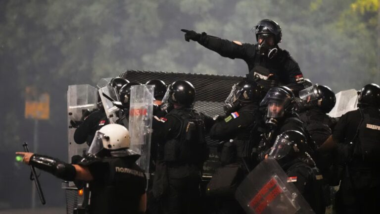 Presidente de Serbia amenaza con aplicar ‘la determinación del Estado’ a manifestantes