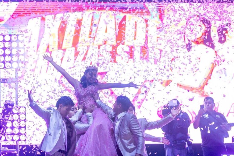Recolectora de basura tiene fiesta de XV años con más de 70 padrinos y viaje sorpresa