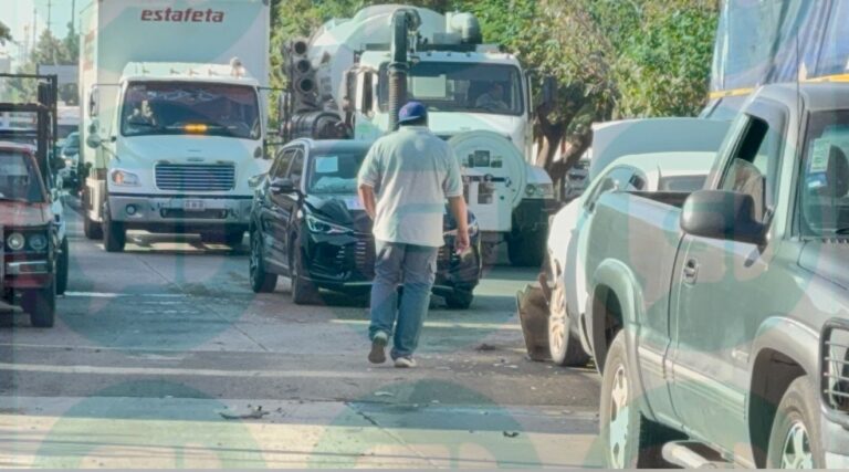 Aparatoso choque en bulevar Mariano J. García deja cuatro vehículos con daños