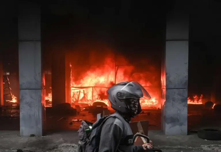 Tres muertos en un incendio provocado por manifestantes en Indonesia