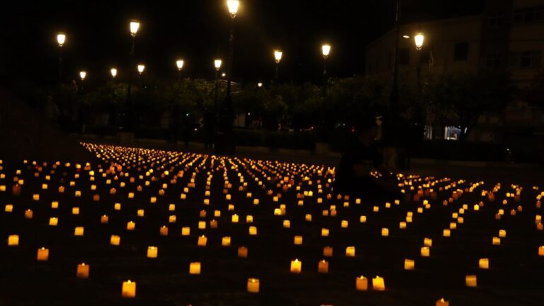 Iluminan Plaza de los Fundadores con cientos de velas de pilas en memoria de personas desaparecidas