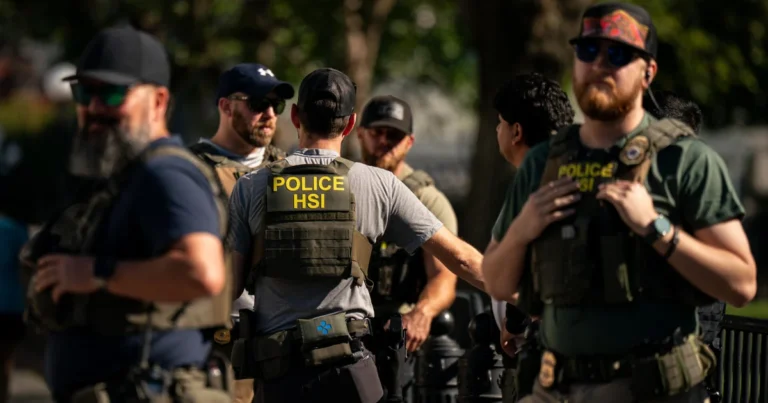 Trump mandará más agentes del ICE a Chicago; alcalde le advierte que ‘no quiere a sus militares’