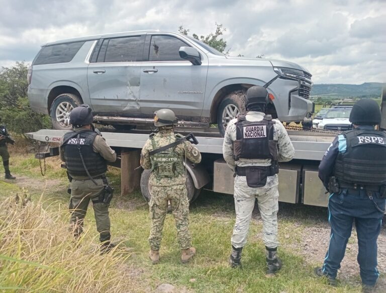 FSPE decomisa arsenal y vehículo en Pénjamo tras operativo contra grupo delictivo; hallan a dos menores con reporte de desaparición, quienes fallecieron pese a recibir atención médica.