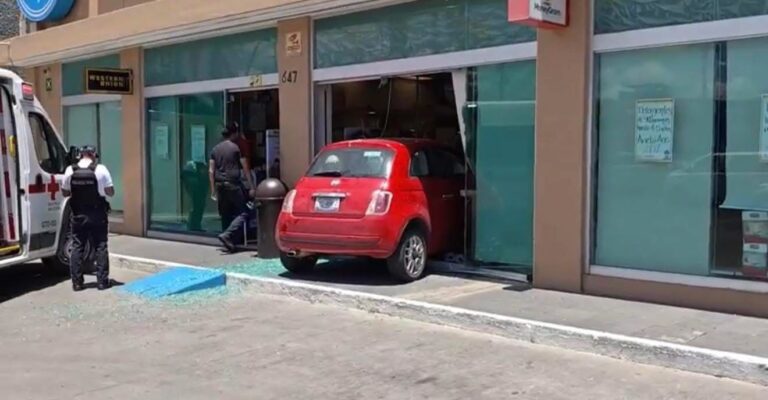 Auto se incrusta en Farmacia Guadalajara de Celaya; conductor habría sufrido ataque epiléptico